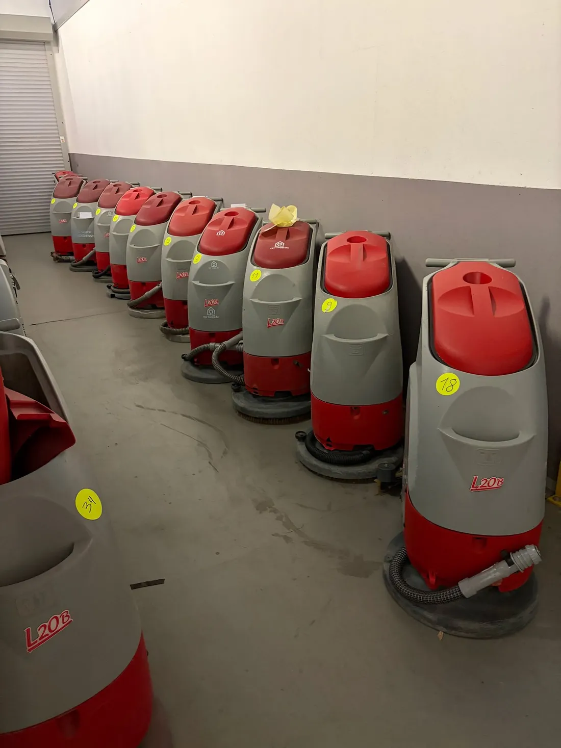 Rij gereviseerde schrobmachines klaar voor een tweede leven